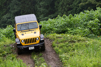 ジャンプ用のキッカーを越え、下り坂に差しかかる3ドアの「ラングラー」。ショートボディーの「ルビコン」は、日本では100台の限定モデルとなる。