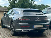 イタリア人が運転しているのを筆者が1台も見ないまま、2023年に生産終了が決定した「フォルクスワーゲン・アルテオン」。ようやく見つけたと思ったら、ポーランドのナンバーだった。