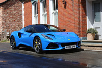 2021年7月に発表されたロータスの新型ミドシップスポーツカー「エミーラ」。「ロータスがつくり上げた最高で最後のミドシップエンジン車両」とうたわれ、日本では2021年10月にV6モデル、2022年4月に直4モデルの注文受け付けが開始された。