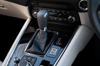 トランスミッションはトルコン式6段ATのみで、「CX-5」などに用意される6段MTの設定はない。シフトパドルは装備されておらず、手動変速時にはシフトレバーで操作する。