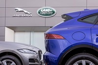 ジャガーはもちろんのこと、ランドローバーの認定中古車も豊富にラインナップしていた。