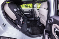 従来モデルと同じく、チップアップ&ダイブダウン機構付き60:40分割可倒式リアシートを装備する。