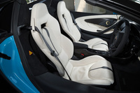 「570Sスパイダー」に標準装備されるヘッドレスト一体型のスポーツシート。スーパースポーツとしては良好な乗降性も、マクラーレンの「スポーツシリーズ」の特長として挙げられる。