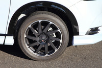 試乗車に装着された「CU10」は鋳造ホイールだが、スピニング製法(回転するホイールにローラーを当てて圧延し、リムを成形する製法)を用いることで軽量化と高剛性化を追求。ノーマルと比べ、1本あたり2.5kg軽量に仕上がっている。