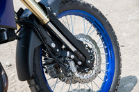 フロントのサスペンションには、伸び/縮みの減衰力調整が可能なφ43mm、ストローク量210mmの倒立フォークを採用。ブレーキには唯一の可変デバイスである、オン/オフ切り替え可能なABSが装備される。