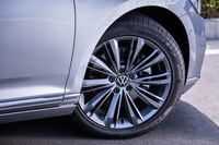 「パサートTDIエレガンス アドバンス」では、スプリットデザインの10本スポーク18インチアルミホイールが標準装備のアイテムとなる。今回の試乗車には235/45R18サイズの「ピレリ・チントゥラートP7」タイヤが組み合わされていた。