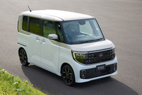 城郭建築などに使われる唐破風(からはふ)からインスパイアされた、フードを含むウエストラインの上下で塗り分けられた斬新なカラーコーディネートも導入。新型「ルークス」の価格は167万2000円から224万9500円で、2025年秋に正式発売される予定だ。