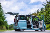 車両右側の前後ドアとリアゲートを開けた様子。スライドドアの開口幅は、先代モデル比で+95mmの約650mmに拡大されている。