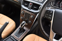 「V40」のディーゼルモデルには、8段のオートマチックトランスミッションが採用されている。シフトレバー周辺のウッドパネルは、オプションのアルミ製パネルにも変更可能。