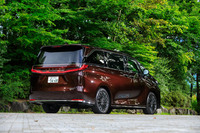 車体の基本骨格には「アルファード/ヴェルファイア」などと同じトヨタのGA-Kプラットフォームを使用。各種の補強によって「LM」専用にボディー剛性を高めている。