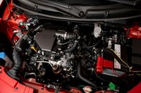 1.2リッターのガソリンエンジンは、従来型が4気筒だったのに対し、新型では3気筒に。スペックは控えめだが、実際には数字以上に元気に走ってくれる。