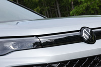 マトリクスヘッドライト「IQ.ライト」を進化させた「IQ.ライトHD」を「エレガンス」以上のグレードに標準で採用。片側に1万9200個のLEDを組み込み、従来型よりも細かい制御が行えるようになっている。