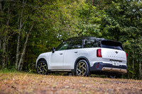 今回試乗した車両は、9万6000円の有償色「ナノクホワイト」をまとっていた。通常仕様車はボディー同色ルーフとブラックミラーの組み合わせか、ブラックのルーフとミラーの組み合わせ(写真)のいずれかが選択できる。