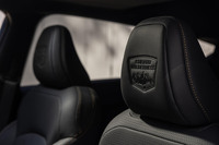 ヘッドレストに刻まれた「SUBARU WILDERNESS」のロゴが、特別なモデルであることを主張する。