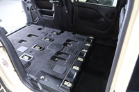 2列目と3列目のシートを取り去ったキャビン(写真は右側スライドドアから見た様子)。