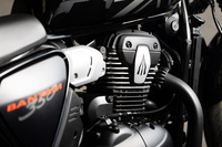 BSAの出自を示す、ライフルのロゴが描かれた334cc 水冷4ストローク単気筒DOHCエンジン。29HP/7750rpmという最高出力は、「ロイヤルエンフィールド・ハンター350」と「トライアンフ・スピード400」の、ちょうど中間といったあたりだ。