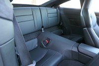 シートバックは従来モデル同様に折り畳み式。前方に倒せば、荷物スペースとしても使用可能だ。リアシートの座面と背もたれ部分は、「タイプ991」との比較で、それぞれ幅が20mm拡大されている。表皮の縫い目などは、フロントシートに合わせたデザインを採用している。