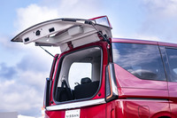 リアウィンドウ部分が独立して開閉する「デュアルバックドア」を従来型に続き全車に標準で装備。車両後方にスペースが少ない場所でも、便利に開け閉めができる。