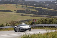 「911ターボSカブリオレ」は4輪操舵システムを装備。低速時には前輪と後輪が逆位相に、高速時やスポーツドライビングの際は同位相にステアする。