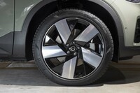 タイヤ&ホイールは「ツインモーター」が20インチで「シングルモーター」が19インチ。四輪駆動と前輪駆動を問わず、フロント(235)よりもリア(255)に太いタイヤを履いている。