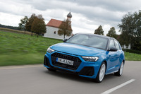 新プラットフォーム「MQB A0」が採用された新型「A1スポーツバック」。FFでも、200PSのエンジンパワーに十分に対応できるシャシー性能を備えていた。