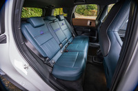 3人掛けとなる「カントリーマンSE ALL4」のリアシート。3人乗車時は左右方向に少々きついが、大人2人であれば長時間の移動でもリラックスできそうな後席空間が確保されている。背もたれには40:20:40の分割可倒機構が備わる。