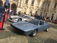 公園内のヴァレンティーノ城における特別展示。手前はベルトーネが「ディーノ308」をベースに製作した1976年「レインボー」。奥は「ランチア・ラリー037」。
