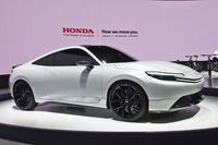 「プレリュード コンセプト」のボンネットはご覧のとおりの厚みとボリュームで、かつてのプレリュードとはデザインの方向性が大きく異なっている。