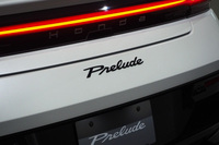 新型「プレリュード」のリアに備わるエンブレム。4代目プレリュードのエンブレムをベースに、新しい時代のスペシャリティーモデルとしてふさわしい先進性を付加してデザインしたという。