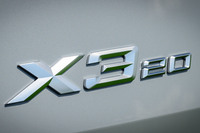 ほぼ同時期にデビューした新型「1シリーズ」からグレードのネーミングルールが変わった。これまでガソリン車についていた「i」がなくなり、「xDrive」と数字の位置関係が逆になった(旧「xDrive20i」→新「20 xDrive」)。