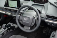 ステアリングホイールには合皮が巻かれる。スポークと呼べる部分がほとんどないほどにスイッチがびっしりと付いている。