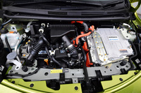 「e-POWER」の一体型パワーユニットには「ノート」の1.2リッター直3 DOHC 12バルブエンジンに「リーフ」のインバーターと駆動用モーター、充電用モーターが組み合わされる。