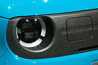 充電口を収めるフロントの装飾パネルには、バンパーのリサイクル素材を採用。通常なら除去する塗膜粉をあえて残すことで、独自の風合いを表現しているという。再生素材であることを隠さず、むしろ主張するところに、今という時代を感じる……。