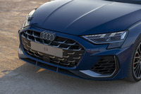 小さなL字型の加飾が六角形のフロントグリルに採用され、質感と個性を演出。4つのリングをデザインしたエンブレムの形状と位置も変更されている。