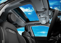 「フィアット500X」に「ツインサンルーフ」を装備した限定車の画像