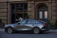 明照寺:「共用する部分が多くなるので、ひとつモデルでセダンとハッチバックをつくり分けて、かつ両方ともバランスの取れたデザインとするのは難しいんですよ」