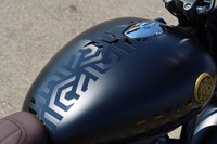 試乗車の車体色は「シャック・ブラック」。タンクやサイドパネルのモザイク模様が個性を主張する。