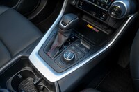 変速機はトヨタのハイブリッドではおなじみの電気式CVT。ドライブモードセレクターは左にひねると「エコ」、右にひねると「スポーツ」で、中央を押すと「ノーマル」に戻る。「トレイル」は独立したボタンが用意される。