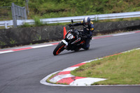 ハンドリングはライダーの意思に忠実かつ安定感の高いもので、「カミソリのごとく」と表された往年のKTM製モデルとは一線を画すものだった。