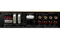 PHASE501の背面。入力はラインと光デジタルの2タイプ。背面に切り替えスイッチが付く。4chぶんのスピーカー出力のほか5.1chのライン出力も装備する。