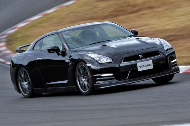 【スペック】GT-R Black edition:全長×全幅×全高=4670×1895×1370mm/ホイールベース=2780mm/車重=1730kg/駆動方式=4WD/3.8リッターV6DOHC24バルブターボ(550ps/6400rpm、64.5kgm/3200-5800rpm)/燃費=8.7km/リッター(JC08モード)/価格=963万9000円(テスト車=1043万7000円/ドライカーボン製リアスポイラー+SpecVホイール=75万6000円/特別塗装色<メテオフレークブラックパール>=4万2000円)