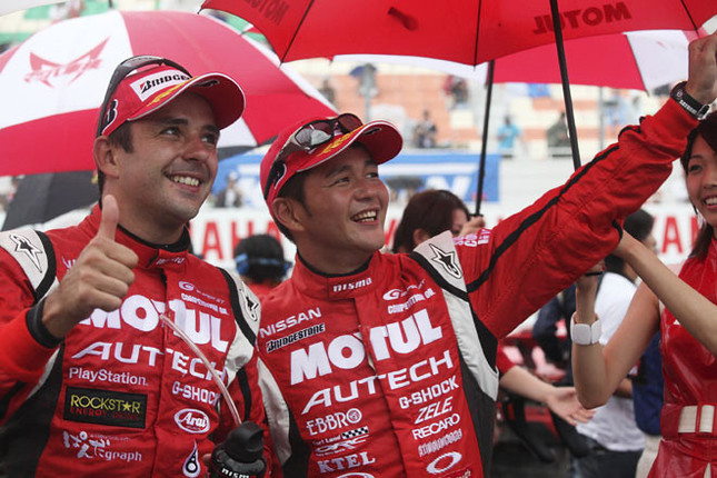 優勝したNo.1 MOTUL AUTECH GT-Rのブノワ・トレルイエ(写真左)と本山哲。