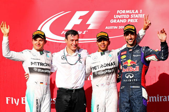 F1第17戦アメリカGPの表彰台。優勝したのはメルセデスのルイス・ハミルトン(右から2番目)で、9月のイタリアGPから5連勝。2位にはハミルトンのチームメイトでランキング2位のニコ・ロズベルグ(一番左)、3位は同じくチャンピオンシップ3位につけるレッドブル駆るダニエル・リカルド(一番右)が入った。(Photo=Red Bull Racing)