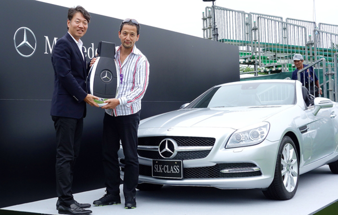 メルセデス・ベンツ日本が小沢コージに「SLKクラス」をプレゼント! というのは冗談。こちらは2014年7月3日~6日に開催された、「長嶋茂雄 INVITATIONAL セガサミーカップ ゴルフトーナメント」の優勝者に贈られる副賞なのだ。