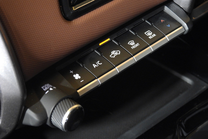 スズキeビターラZ(エアコンの操作スイッチ)