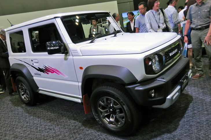 2018年の現行型「ジムニー/ジムニー シエラ」発表会より、ジムニー シエラの用品装着車。フロントに備わっているのが、純正アクセサリーで大人気の「SUZUKI」ロゴのグリルだ。