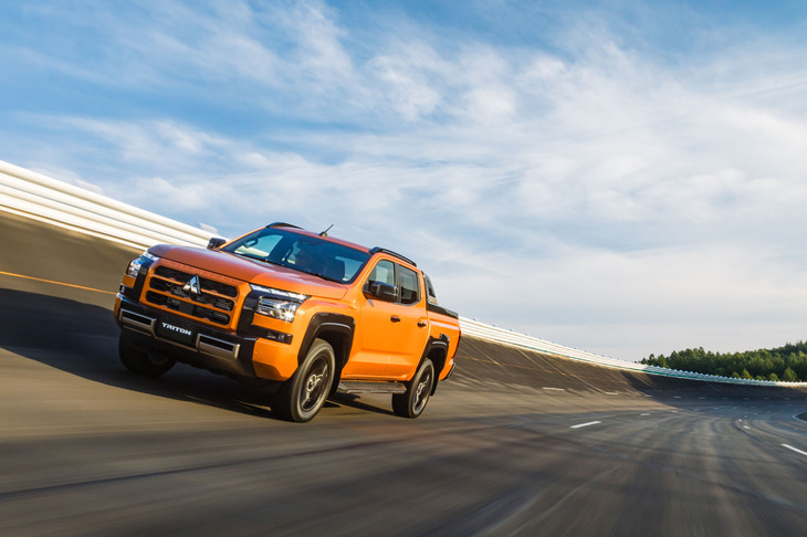 三菱トライトンGSR(走行シーン)