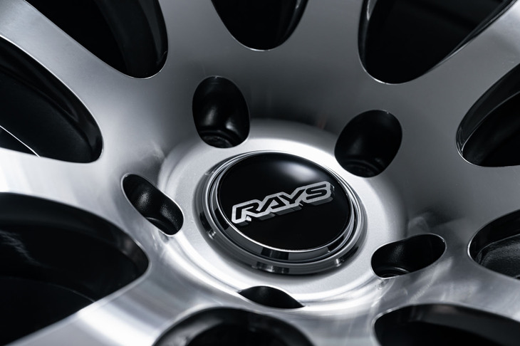 平面から曲面へ、豊かな表情を見せる「ホムラ2×9R」。その質感は、プレミアムカーにこそふさわしい。