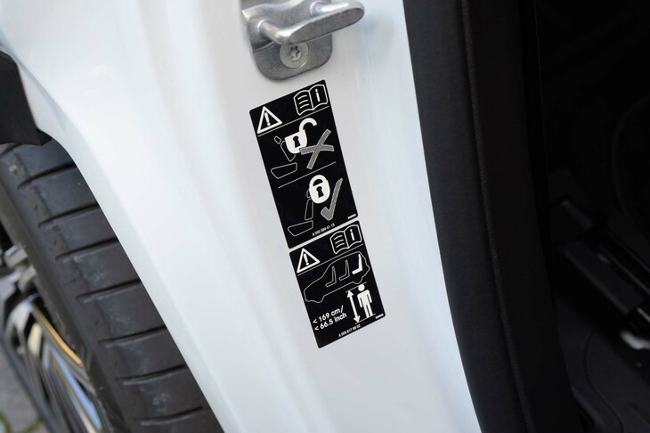 車体に貼られた注意書きのステッカー。3列目シートに座れるのは身長が169cmまでの人、となっている。