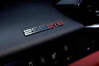 「296GTB」という車名は、排気量と(厳密な排気量は2992ccだが)シリンダー数を合わせた3ケタの数字に、「グラン・トゥーリズモ・ベルリネッタ」の頭文字を組み合わせたもの。往年のフェラーリを知る人なら、この命名法を懐かしく感じることだろう。